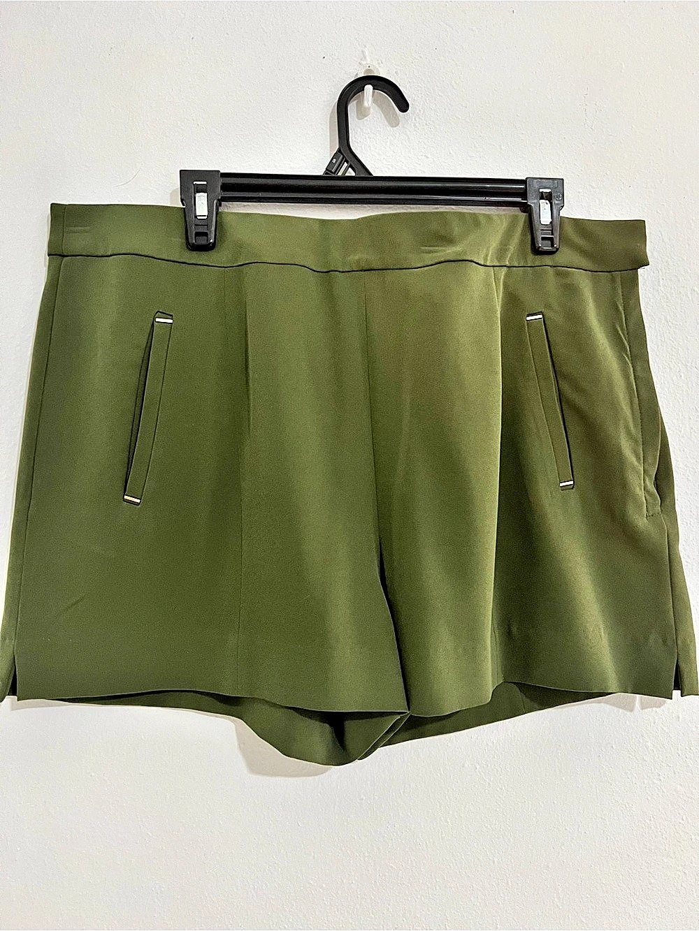 Black Tape High Waist Shorts in Green Size XL Like New